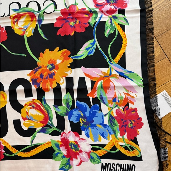 Moschino
Floral Printed Fringed-Edge Scarf - Picture 8 of 12
